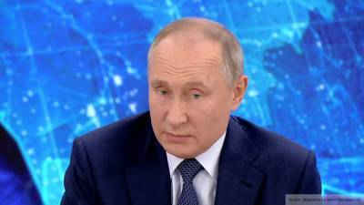 "До конца не дочитал": Путин высказался о вбросах про его семью в США