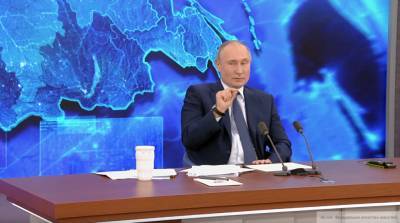 Путин объяснил низкую оплату труда педагогов в России