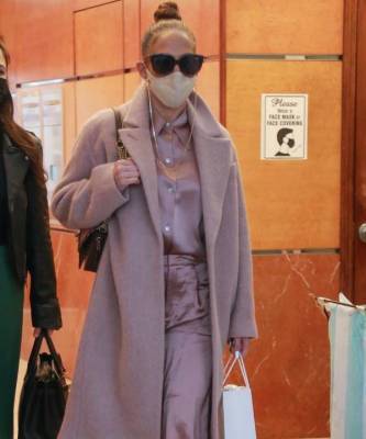 В оттенках пыльной розы: очаровательная Дженнифер Лопес в шелковом костюме и уютном пальто