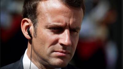 Президент Франции перешел на дистант из-за заражения коронавирусом