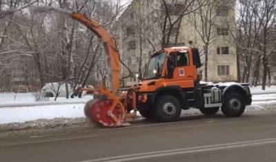 Видео дня: в Москве работает снегоуборочный Сизиф