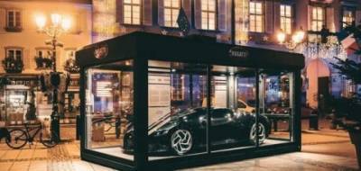 Во Франции автомобиль за 11 млн евро превратили в новогоднее украшение (ФОТО)