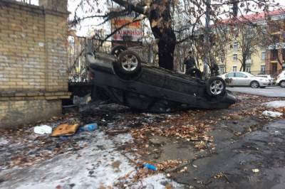 В Киеве люди перевернули машину вверх тормашками из-за неправильной парковки