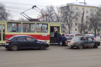 Столкновение трамвая и легковушки в Ижевске