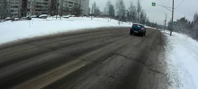 Водителей в Петрозаводске предупреждают о серьезной неровности дороги, появившейся на Комсомольском проспекте (ФОТО)