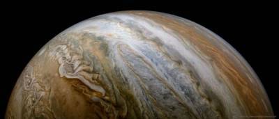 Почему Юпитер опоясывают разноцветные полосы облаков?