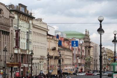 В центре Петербурга закрылись более 300 магазинов и заведений общепита