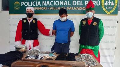 "Хо-хо-хо, вы арестованы!": полиция Перу провела спецоперацию в рождественских костюмах