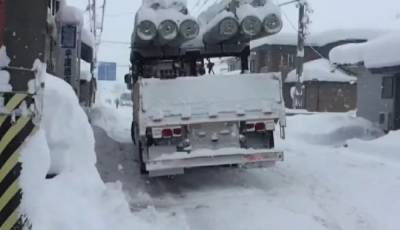 16-километровая пробка и дома без света: на страну обрушился сильный снегопад