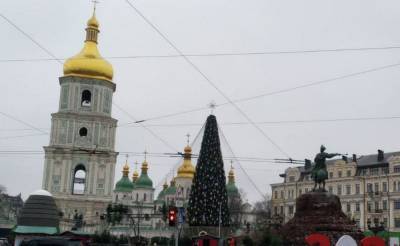 "Традиции влетели в копеечку": сколько стоило Киеву замена шляпы на звезду на главной елке страны
