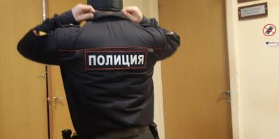 Москвич, зараженный COVID-19, вызвал полицейских и оплевал их