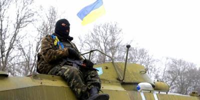Украинским боевикам привезли алкоголь и наркотики под видом подарков