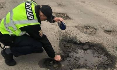 Водитель одним звонком заставил чиновника "Автодора" заплатить за яму на дороге