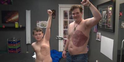 Отец года. Мужчина 30 часов набивал татуировку в виде большого родимого пятна, чтобы избавить своего сына от комплексов — фото