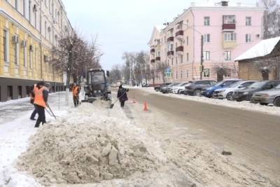 Тамбовские дорожники убирают снег в две смены