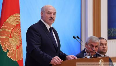 «Болеть нам некогда»: Лукашенко пригласил папу римского лечиться в Минск
