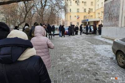 В Екатеринбурге появилась огромная очередь к приставам. В ФССП говорят, что все в порядке
