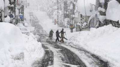 Снегопад в Японии: 10 тысяч домов без света и пробка на десятки километров