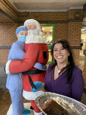 «Объятия на Рождество»: британка подарила медикам двухметровый торт с Санта Клаусом
