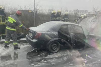 В Киеве посреди моста вспыхнул автомобиль (фото, видео)