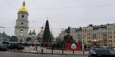 На главную новогоднюю елку страны на Софийской площади в Киеве установили звезду за 75 тысяч гривен — фото