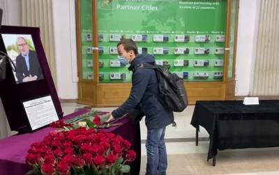 В горсовет Харькова несут цветы к портрету Кернеса