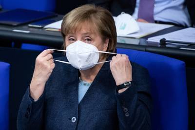 Раскрыт результат теста на коронавирус видевшейся с зараженным Макроном Меркель