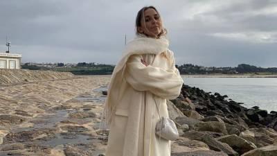 Молочные брюки, пальто и шарф: стильный зимний образ Софии Коэльо