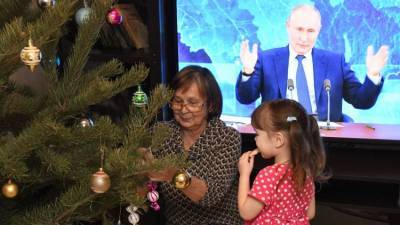 Путин пообещал новогодний "подарок" семьям с детьми до 7 лет