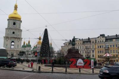 На главную новогоднюю елке в Киеве установили звезду, вместо скандальной шляпы