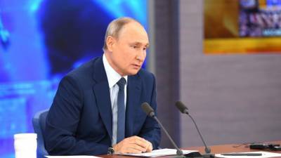 Путин рассказал, как он соблюдает дистанцию при общении с коллегами