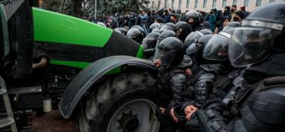 Майдан в Кишиневе похоронили тракторами