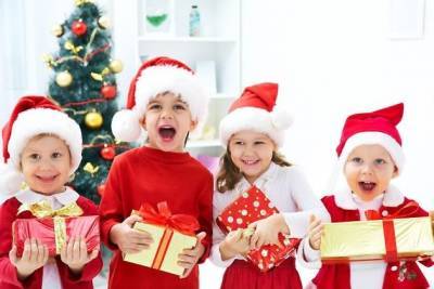 Российским семьям с детьми до 7 лет к Новому году выплатят по 5 тыс. рублей