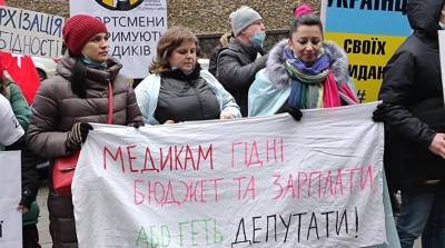 Отчаявшиеся украинские медики начали в Сети флешмоб из-за зарплат
