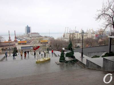 На Потемкинской лестнице в Одессе — елки и зверушки (фото)