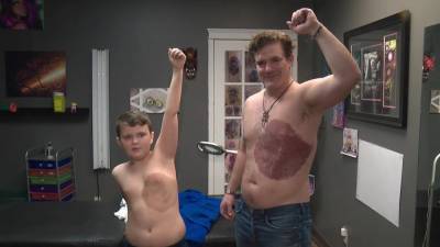 Отец 30 часов набивал тату, чтобы помочь сыну побороть комплексы: реакция мальчика – видео