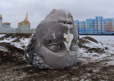 На намывных территориях Петербурга нашли огромную голову