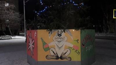 Власти Мурманска убрали картинку с «пьяным зайцем» с постамента городской ёлки