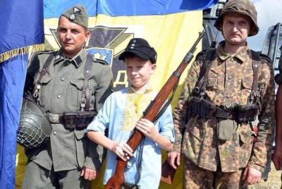 Юные украинские неонацисты выступили в Раде и пообещали поддержать...