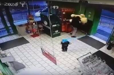 Дерзкую кражу медведя из супермаркета совершил мужчина в Ростове