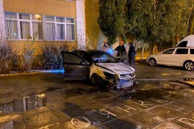 Во Львове посреди ночи сожгли машину сотрудника НАБУ: фото и видео пожара