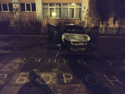 Во Львове неизвестные сожгли автомобиль детектива НАБУ: фото пожарища
