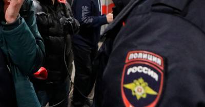 Москвич с коронавирусом оплевал полицейских
