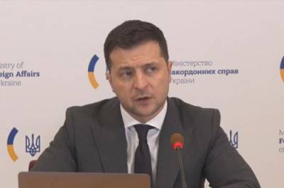 Зеленский признал, что до марта украинцы не увидят COVID-вакцины