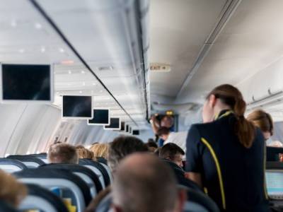 «Или просто сажают рядом с живыми»: стюардесса рассказала, что делают с умершими пассажирами самолетов