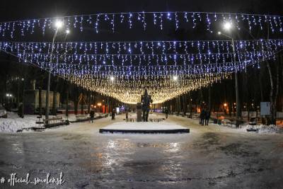 Главный парк Смоленска украсили к Новому году