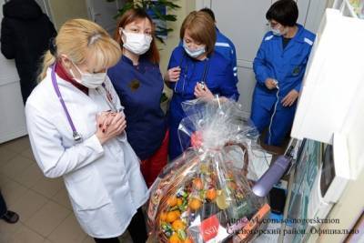 Сергей Дегтяренко подарил праздничное настроение медикам Сосногорского района