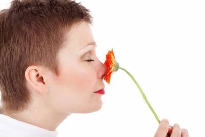 Ученые установили, какие звуки и запахи влияют на самооценку человека