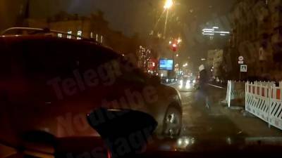 По встречке мимо пешеходов: в Киеве водитель внедорожника собрал комбо из нарушений – видео