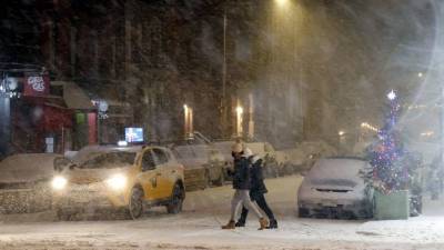 На США обрушился сильный снегопад: 50 миллионов человек призвали не выходить из дома